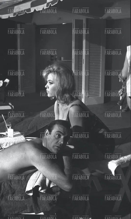 Sean Connery e Molly Peters sul set del film Goldfinger, 1964 - Farabola Immagine digitale