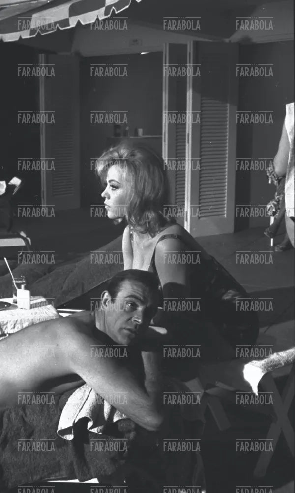 Sean Connery e Molly Peters sul set del film Goldfinger, 1964 - Farabola Immagine digitale