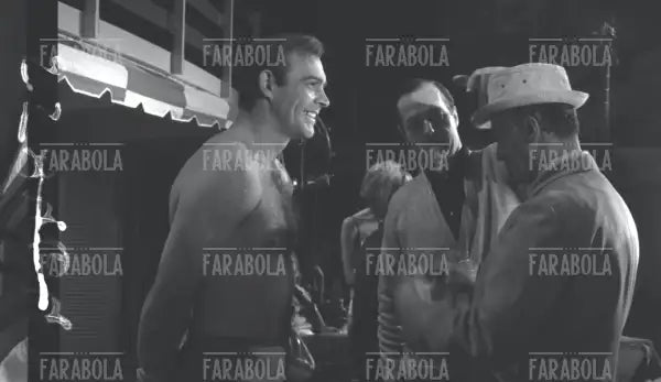 Sean Connery, Guy Hamilton e Desmond Llewelyn sul set del film Goldfinger, 1964 - Farabola Immagine digitale