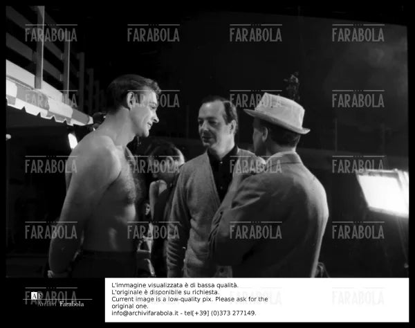 Sean Connery, Guy Hamilton e Desmond Llewelyn sul set del film Goldfinger, 1964 - Farabola Immagine digitale