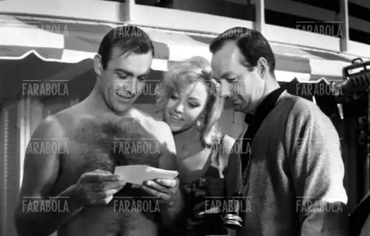 Sean Connery, Molly Peters e Guy Hamilton sul set del film Goldfinger, 1964 - Farabola Immagine digitale