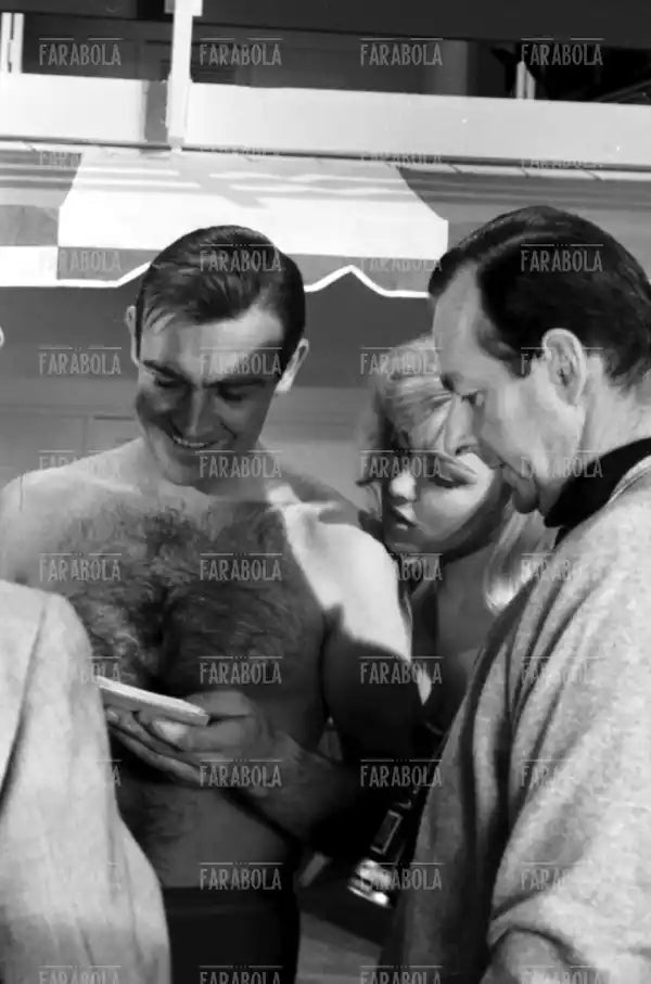 Sean Connery, Molly Peters e Guy Hamilton sul set del film Goldfinger, 1964 - Farabola Immagine digitale
