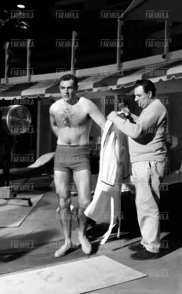 Sean Connery sul set del film Goldfinger, 1964 - Farabola Immagine digitale