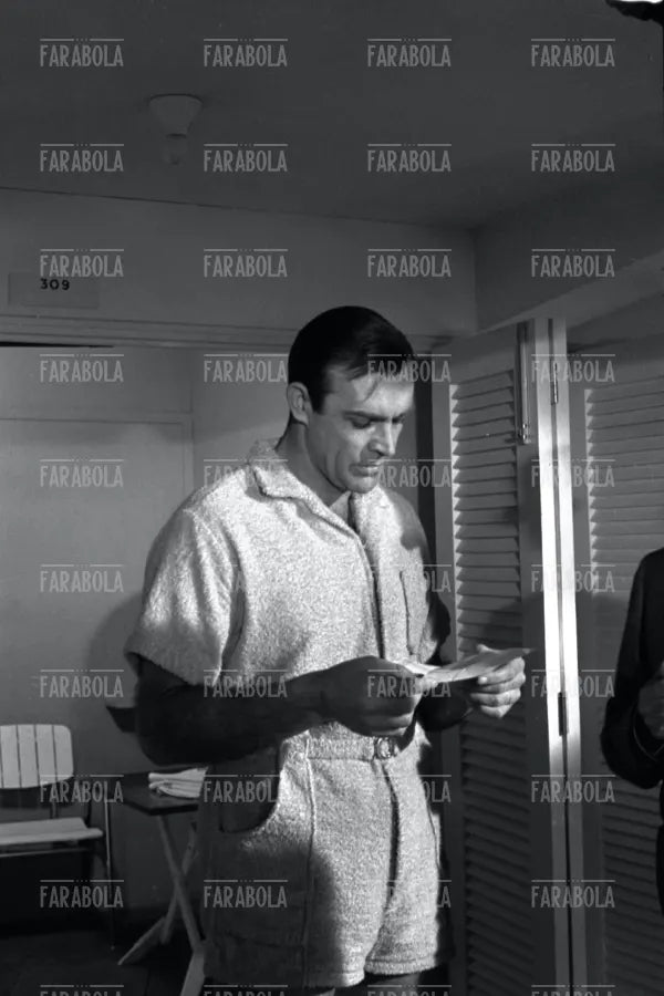 Sean Connery sul set del film Goldfinger, 1964 - Farabola Immagine digitale