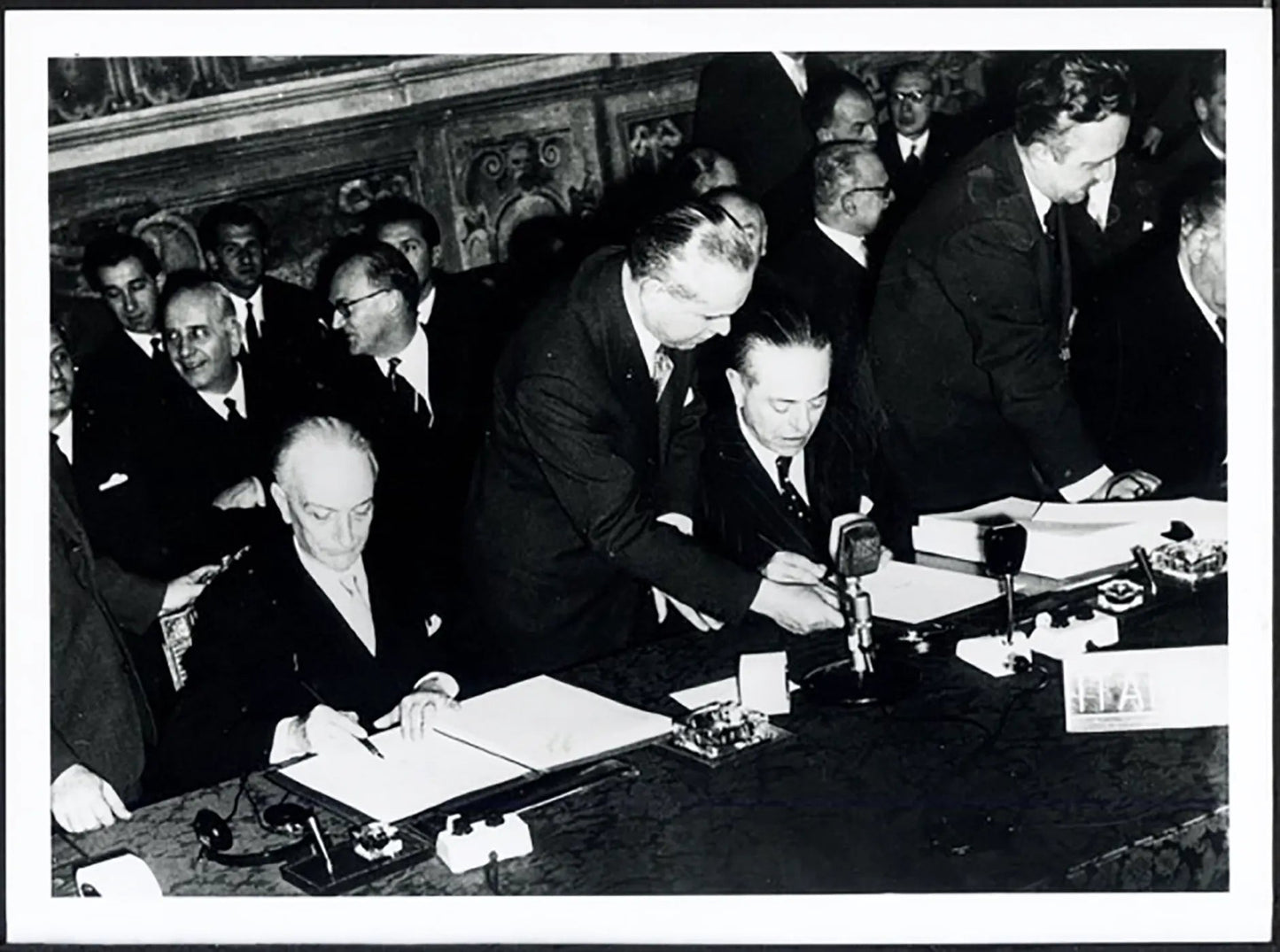 Segni e Martino firmano il Trattato di Roma 1957 Ft 37776 - Stampa 24x18 cm - Farabola Stampa ai sali d'argento (anni 90)
