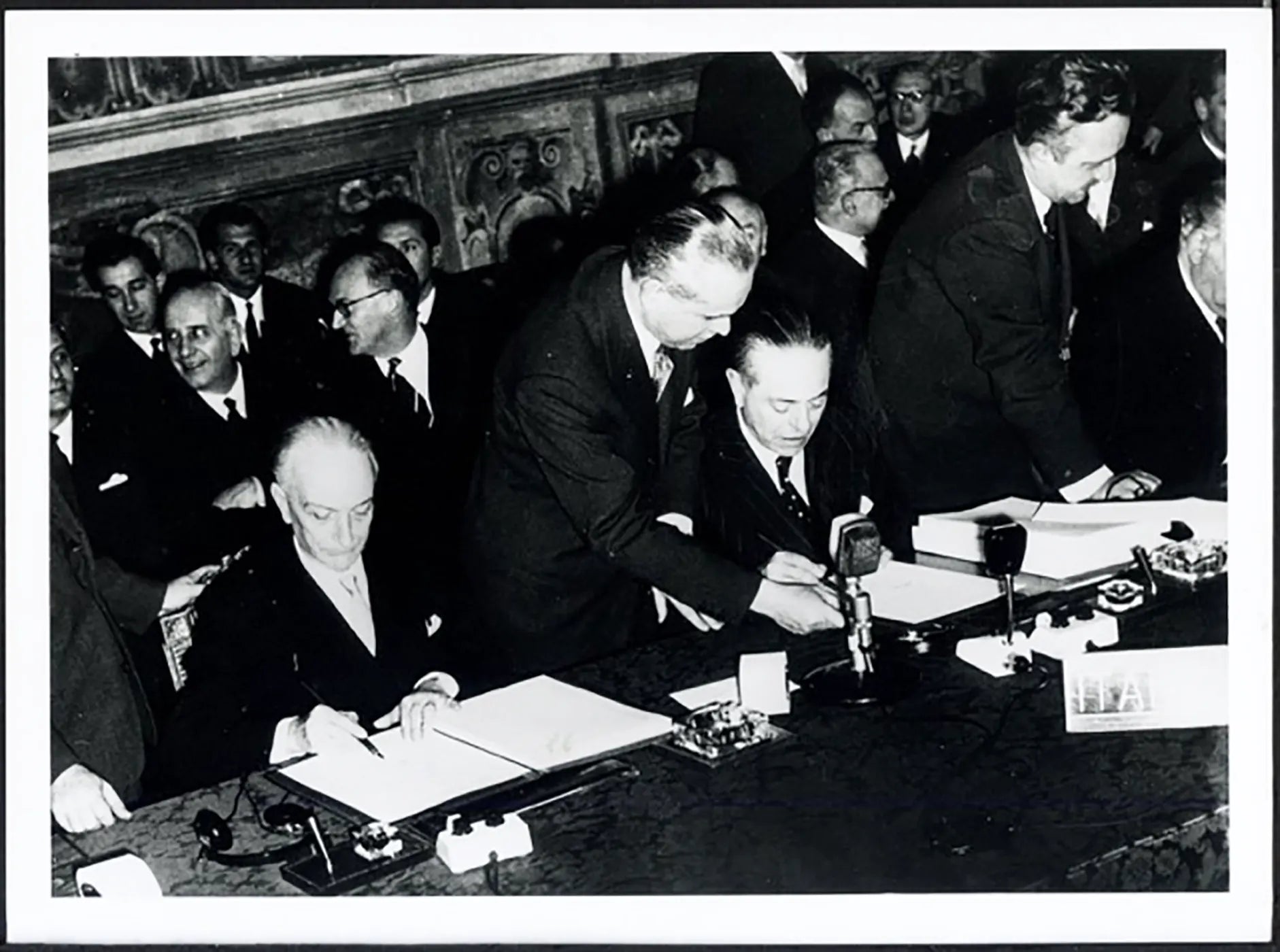 Segni e Martino firmano il Trattato di Roma 1957 Ft 37776 - Stampa 24x18 cm - Farabola Stampa ai sali d'argento (anni 90)