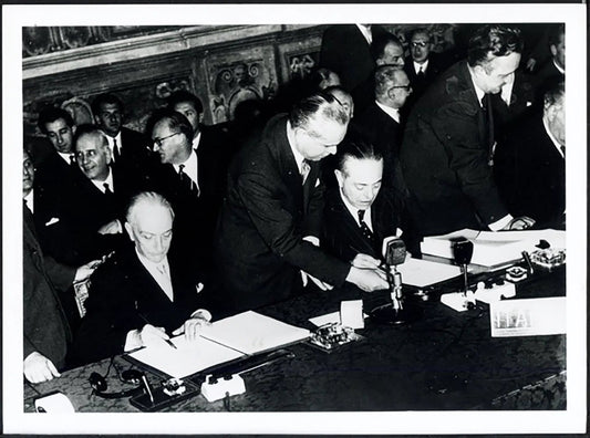 Segni e Martino firmano il Trattato di Roma 1957 Ft 37776 - Stampa 24x18 cm - Farabola Stampa ai sali d'argento (anni 90)