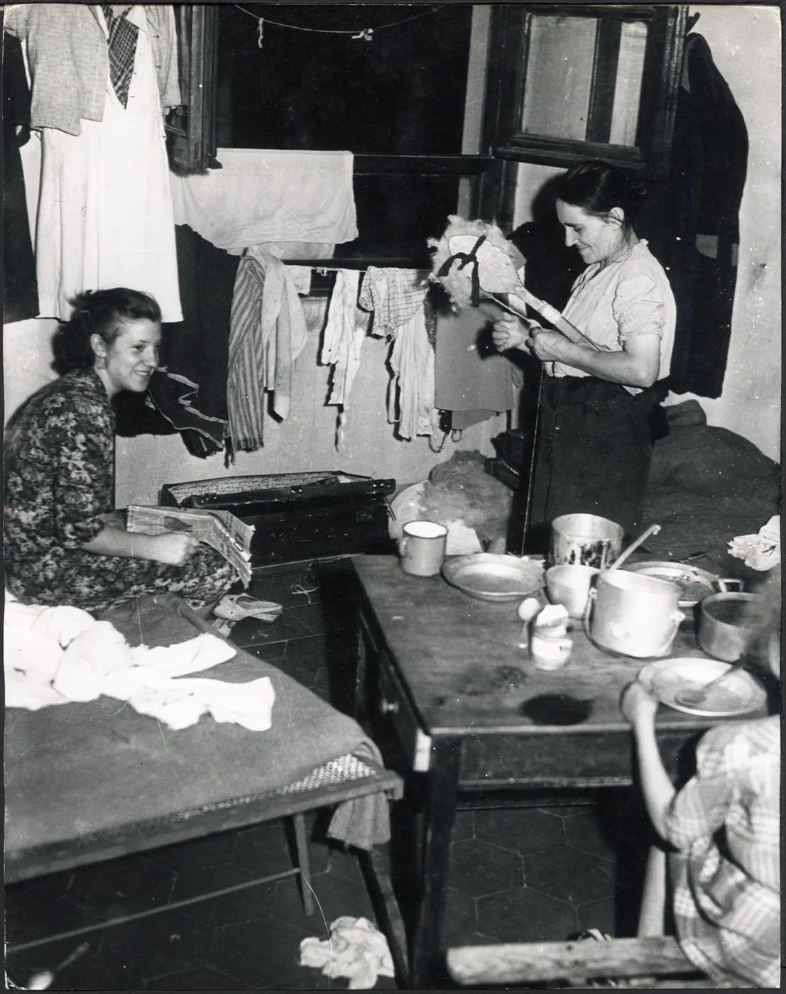 Senzatetto alloggiati nelle scuole 1945 Ft 37520 - Stampa 24x30 cm - Farabola Stampa ai sali d'argento