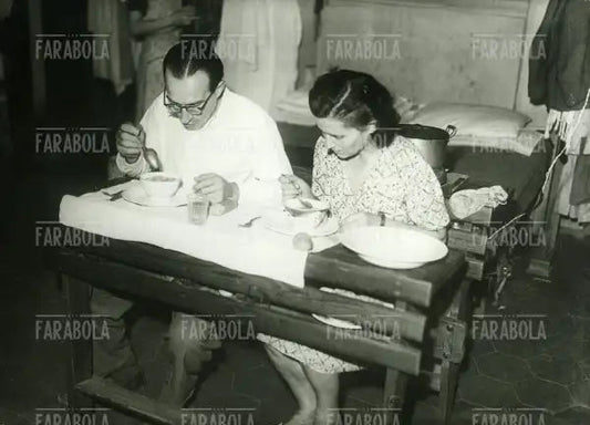 Senzatetto ospiti di una scuola elementare, Milano, 1945 - Farabola Immagine digitale
