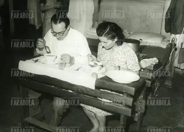 Senzatetto ospiti di una scuola elementare, Milano, 1945 - Farabola Immagine digitale