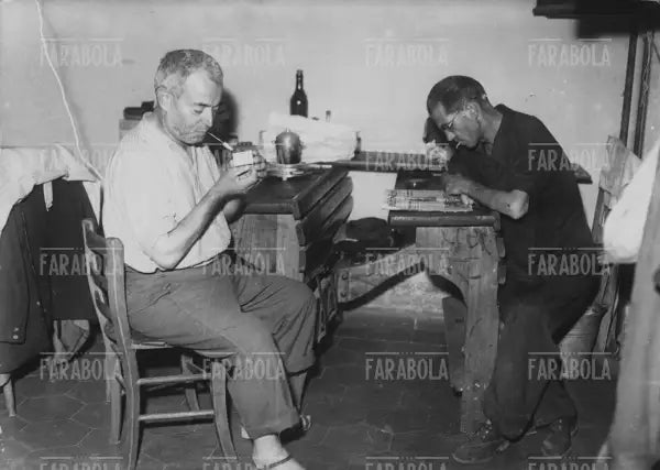 Senzatetto ospiti di una scuola elementare, Milano, 1945 - Farabola Immagine digitale