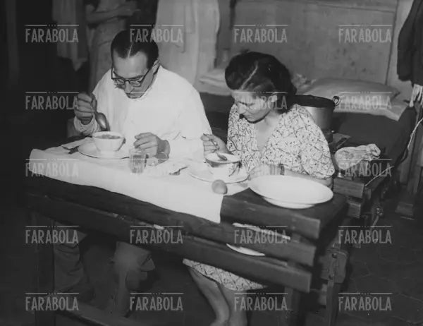 Senzatetto ospiti di una scuola elementare, Milano, 1945 - Farabola Immagine digitale