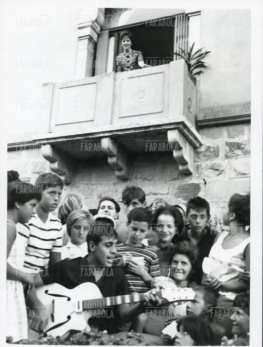 Serenata di Celentano a Gina Lollobrigida, Festival di Venezia, 1962 - Farabola Immagine digitale