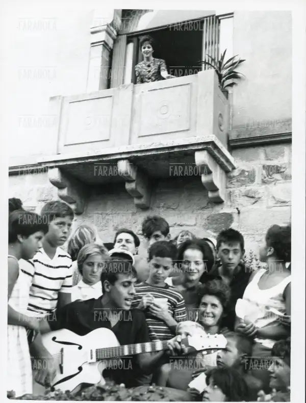 Serenata di Celentano a Gina Lollobrigida, Festival di Venezia, 1962 - Farabola Immagine digitale