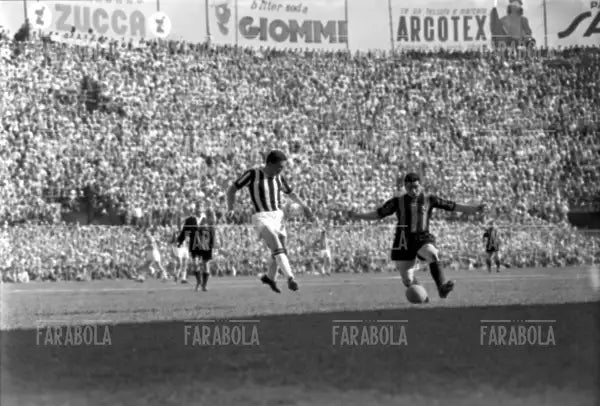 Sergio Brighenti in azione, Inter vs Juventus, 1954 - Farabola Immagine digitale