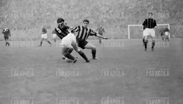 Sergio Brighenti in azione, Milan vs Inter, 1954 - Farabola Immagine digitale