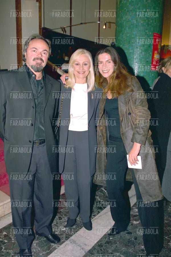 Sergio Japino, Raffaella Carrà e Susanna Biondo, Teatro Smeraldo, Milano, 2001 - Farabola Immagine digitale