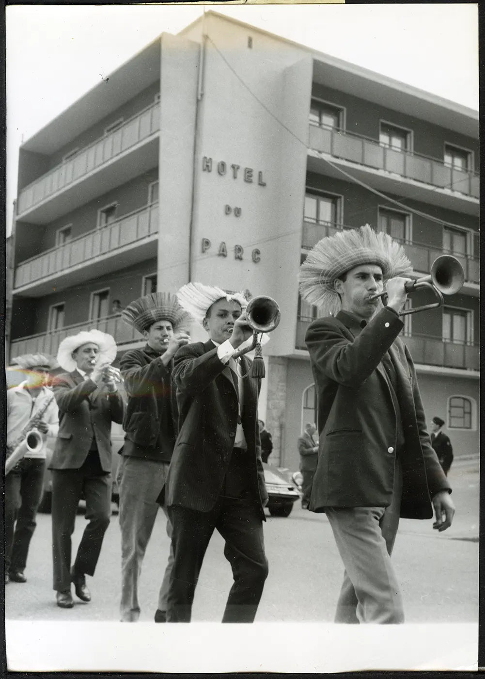 Sfilata davanti all'Hotel du Parc a Evian 1961 Ft 4812 - Stampa 18x13 cm - Farabola Stampa ai sali d'argento