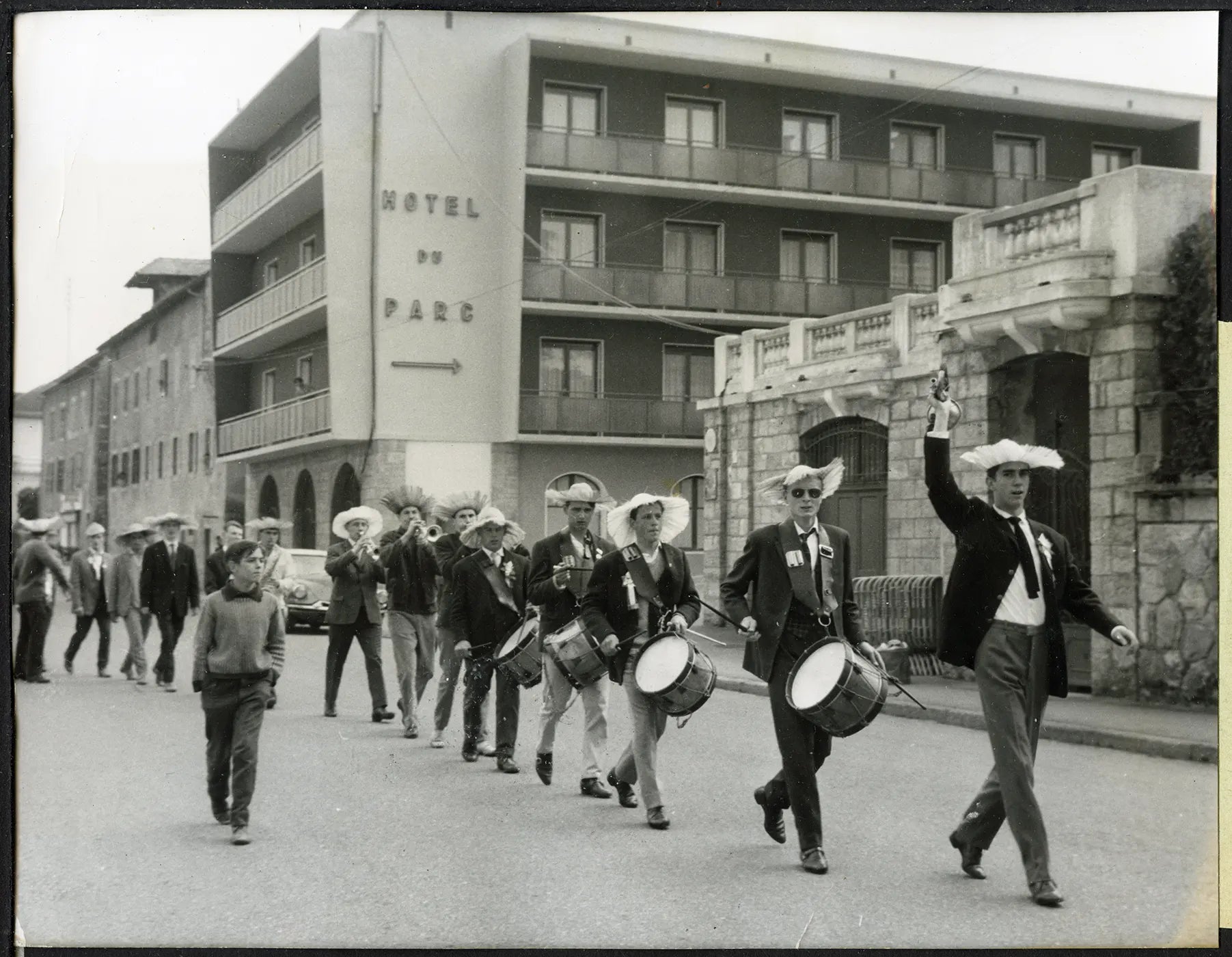 Sfilata davanti all'Hotel du Parc a Evian 1961 Ft 4813 - Stampa 18x13 cm - Farabola Stampa ai sali d'argento