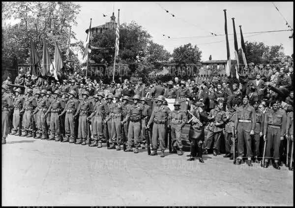 Sfilata dei partigiani a Milano, 1945 - Farabola Immagine digitale