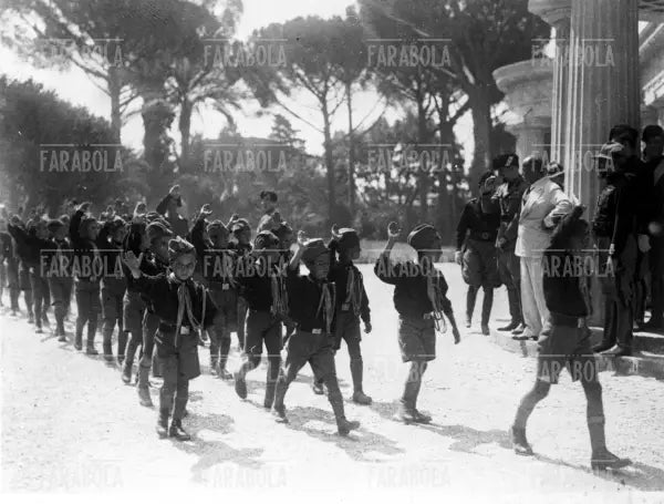 Sfilata di giovani fascisti a Villa Torlonia, Roma, 1939 - Farabola Immagine digitale