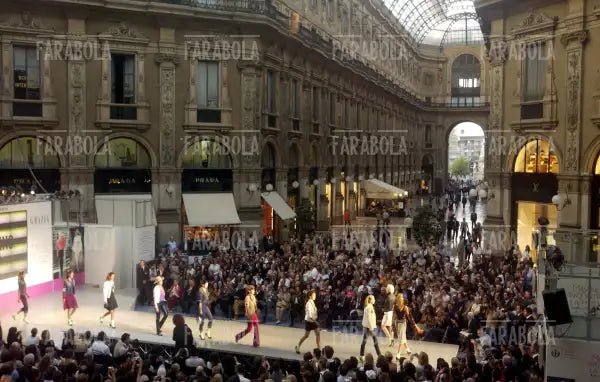 Sfilata di Moschino in Galleria Vittorio Emanuele II, Milano, 2004 - Farabola Immagine digitale