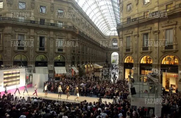 Sfilata di Moschino in Galleria Vittorio Emanuele II, Milano, 2004 - Farabola Immagine digitale