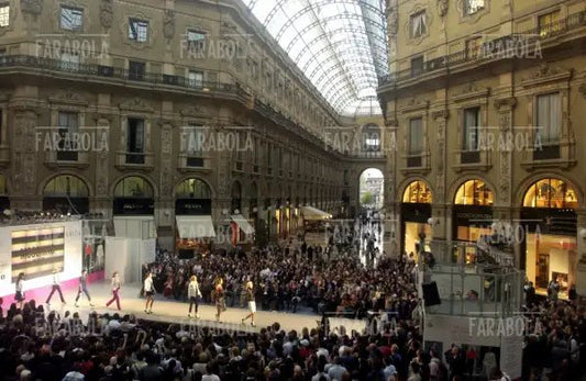 Sfilata di Moschino in Galleria Vittorio Emanuele II, Milano, 2004 - Farabola Immagine digitale