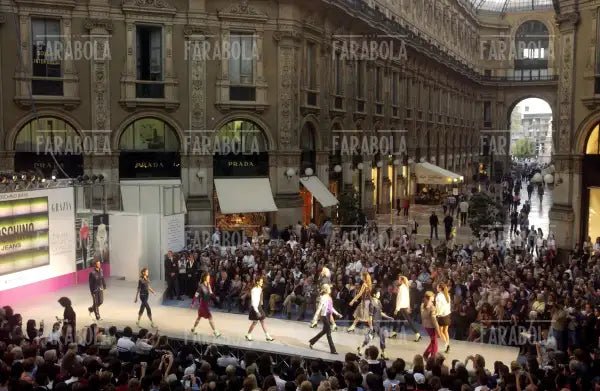 Sfilata di Moschino in Galleria Vittorio Emanuele II, Milano, 2004 - Farabola Immagine digitale