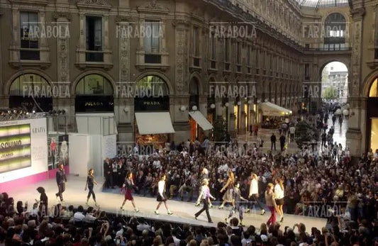 Sfilata di Moschino in Galleria Vittorio Emanuele II, Milano, 2004 - Farabola Immagine digitale
