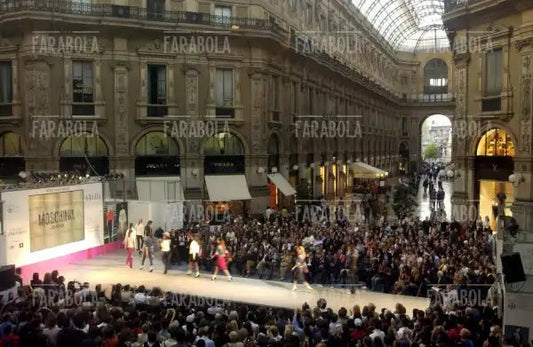 Sfilata di Moschino in Galleria Vittorio Emanuele II, Milano, 2004 - Farabola Immagine digitale