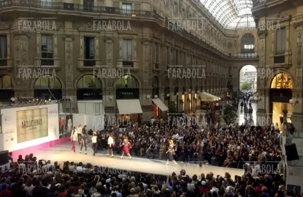 Sfilata di Moschino in Galleria Vittorio Emanuele II, Milano, 2004 - Farabola Immagine digitale