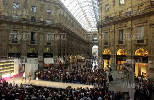 Sfilata di Moschino in Galleria Vittorio Emanuele II, Milano, 2004 - Farabola Immagine digitale