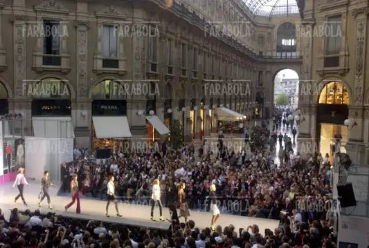 Sfilata di Moschino in Galleria Vittorio Emanuele II, Milano, 2004 - Farabola Immagine digitale