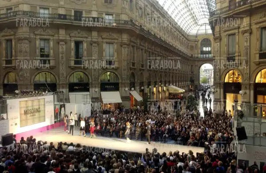 Sfilata di Moschino in Galleria Vittorio Emanuele II, Milano, 2004 - Farabola Immagine digitale