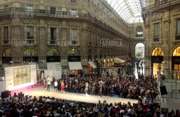 Sfilata di Moschino in Galleria Vittorio Emanuele II, Milano, 2004 - Farabola Immagine digitale