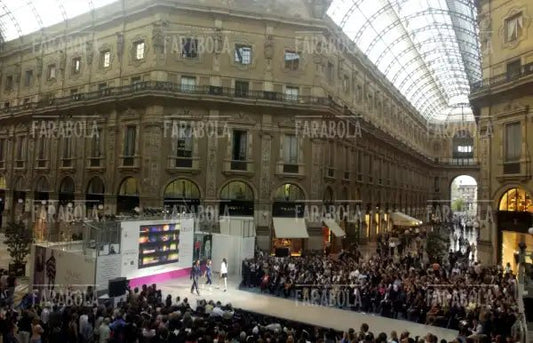 Sfilata di Moschino in Galleria Vittorio Emanuele II, Milano, 2004 - Farabola Immagine digitale