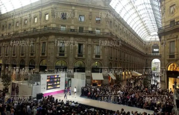 Sfilata di Moschino in Galleria Vittorio Emanuele II, Milano, 2004 - Farabola Immagine digitale