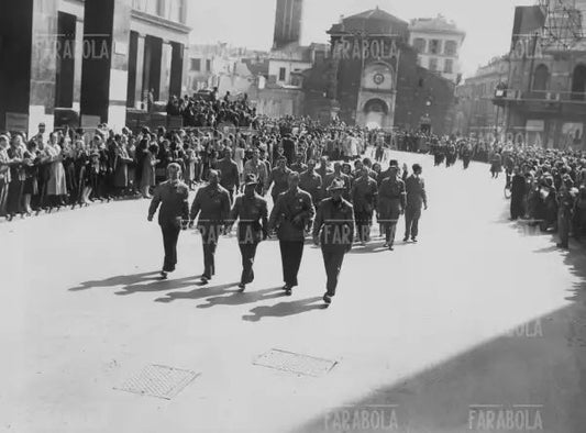 Sfilata e raduno di partigiani in piazza Castello, Milano, 1945 - Farabola Immagine digitale