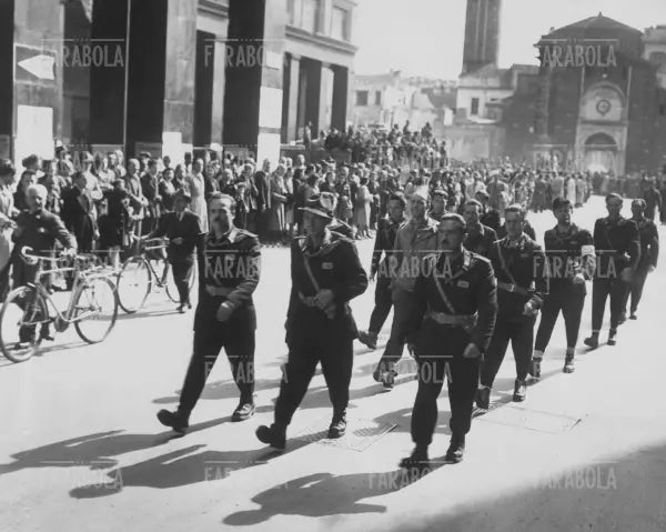 Sfilata e raduno di partigiani in piazza Castello, Milano, 1945 - Farabola Immagine digitale