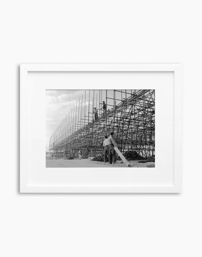 Si costruisce l'Autostrada del Sole, 1958 — stampa fine art con cornice bianca