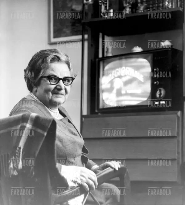 Signora segue il telegiornale, Milano, 1966 - Farabola Immagine digitale