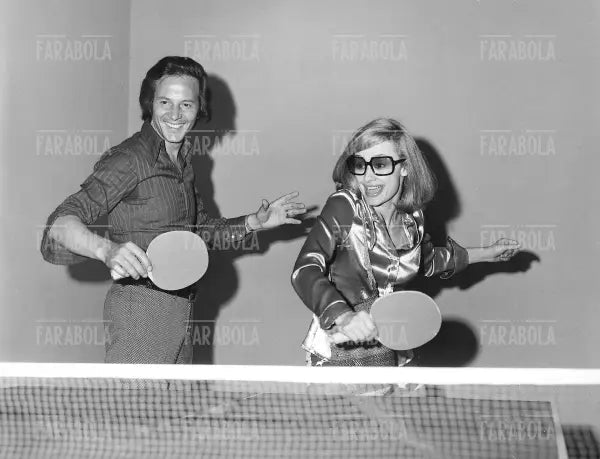 Silvan e Raffaella Carrà giocano a ping pong, anni 70 - Farabola Immagine digitale