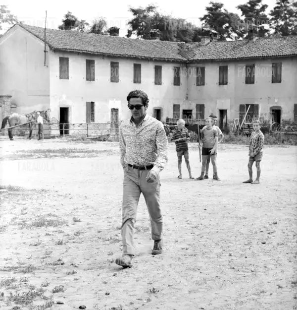 Silvana Mangano e Pier Paolo Pasolini sul set del film Edipo Re, 1967 - Farabola Immagine digitale