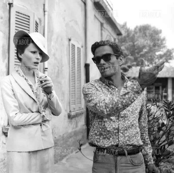 Silvana Mangano e Pier Paolo Pasolini sul set del film Edipo Re, 1967 - Farabola Immagine digitale