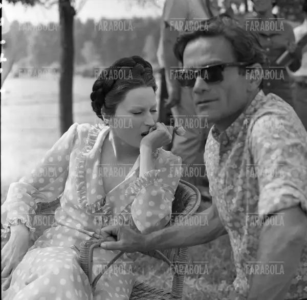 Silvana Mangano e Pier Paolo Pasolini sul set del film Edipo Re, 1967 - Farabola Immagine digitale