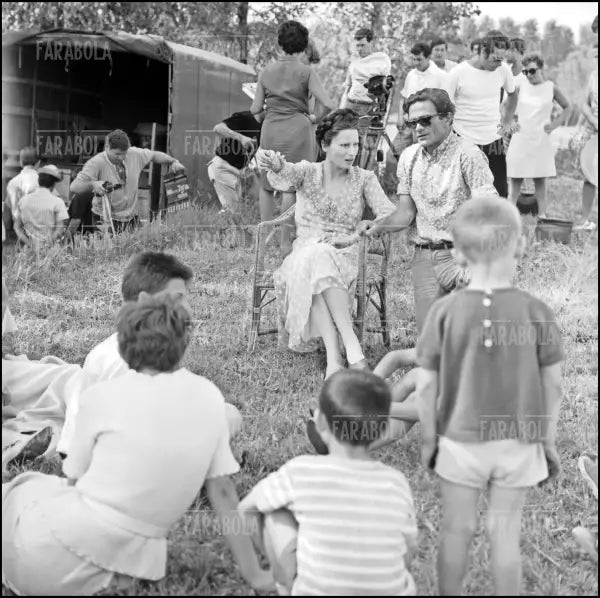 Silvana Mangano e Pier Paolo Pasolini sul set del film Edipo Re, 1967 - Farabola Immagine digitale
