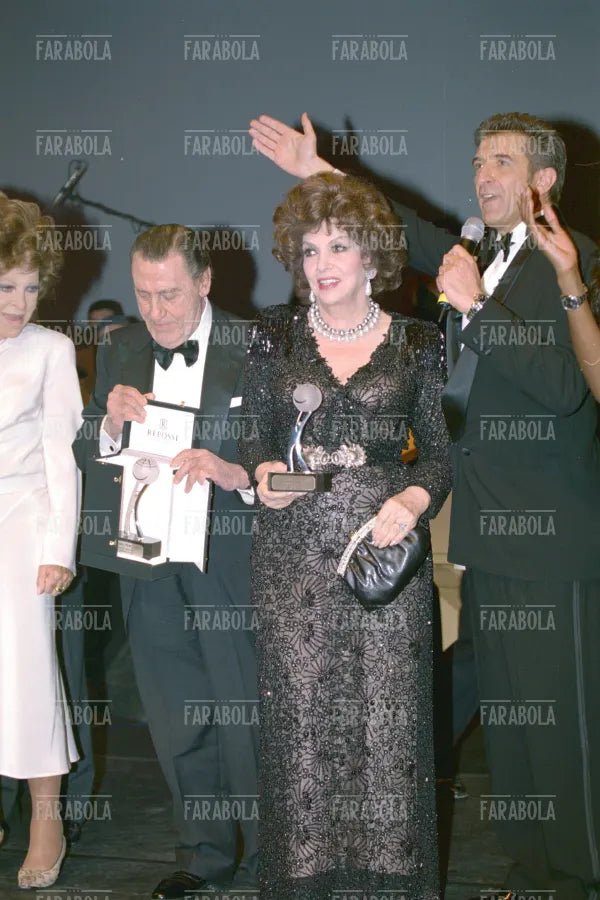 Silvana Pampanini, Alberto Sordi, Gina Lollobrigida ed Ezio Greggio, Montecarlo Film Festival, 2001 - Farabola Immagine digitale