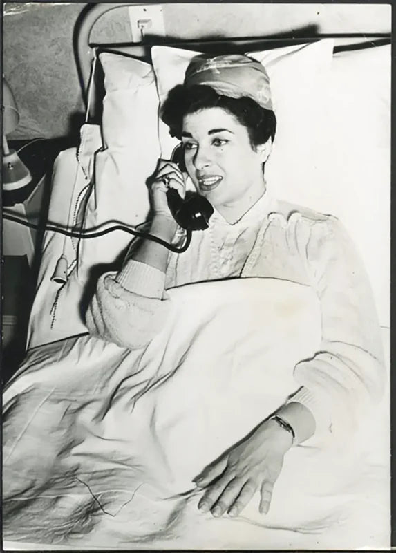 Silvana Pampanini in ospedale 1953 Ft 37354 - Stampa 10x15 cm - Farabola Stampa ai sali d'argento