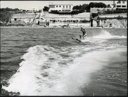 Silvana Pampini sugli sci d'acqua 1957 Ft 35852 - Stampa 24x18 cm - Farabola breadcrumbs : fotografie - vintage; foto - vintage - cinema